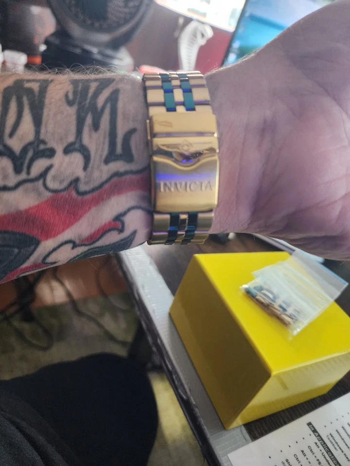 Reloj Hombre Invicta Reserve Swiss Ronda 8040.N Calibre 48mm. Dorado y verde. 🔥 Foto 2 de 4