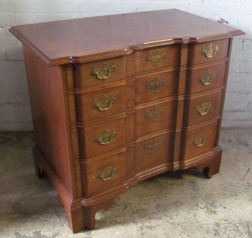 CHIPPENDALE STYLE NEW ENGLAND MAHOGANY BLOCKFRONT BACHELOR'S CHEST OR DRESSER - Image 2 of 4