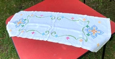 VINTAGE  Embroidered  Linen Table Runner Excellent 35x14-FREE SHIP