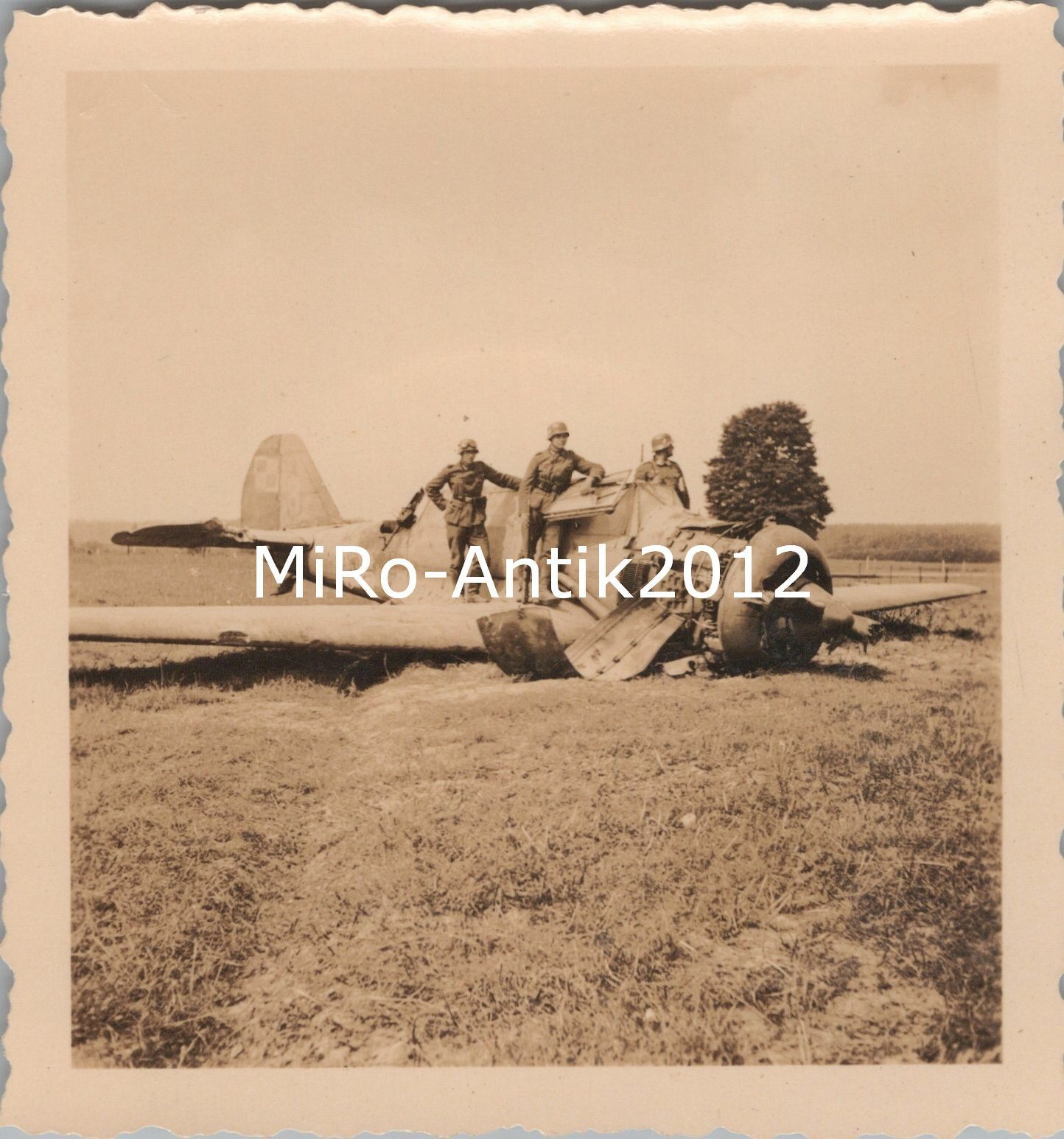 Bild 1 - Foto, Wk2, Wehrmacht, Soldaten checken ein Jagdflugzeug der Polen (N)50292