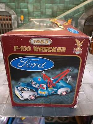 Road Legends 1953 Ford F-100 Wrecker Tow Truck 1:18 Towing Yat