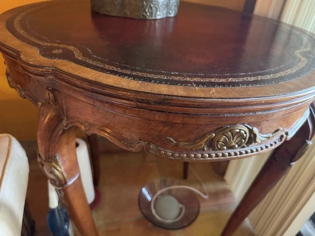 Tres mesas francesas vintage Luis XV de cuero rojo caoba Foto 4 de 4
