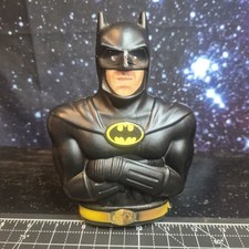Batman 1989 alcancía brazos cruzados Michael Keaton Tim Burton DC Comics