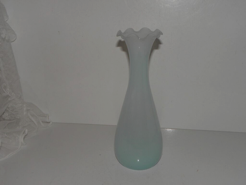 Antike Vase Jugendstil hellblaues opakes Glas mit Wellenrand - Picture 2 of 6