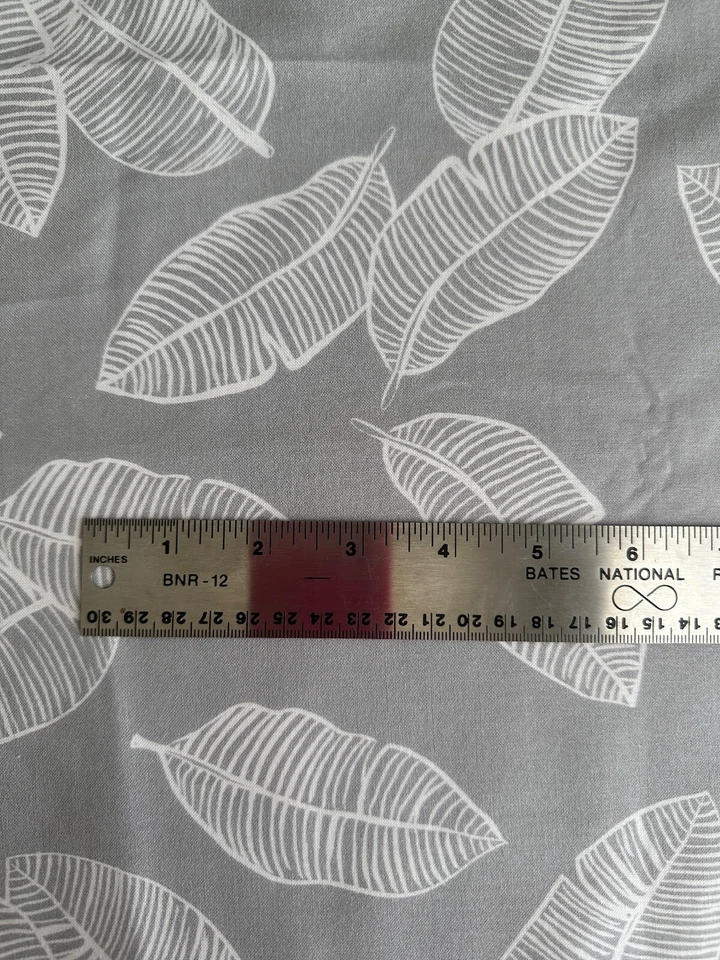 TELA ALGODÓN HOJAS PLUMAS blanco sobre gris, flor cuchara, en stock 1 yarda 12 pulgadas corte Foto 2 de 3