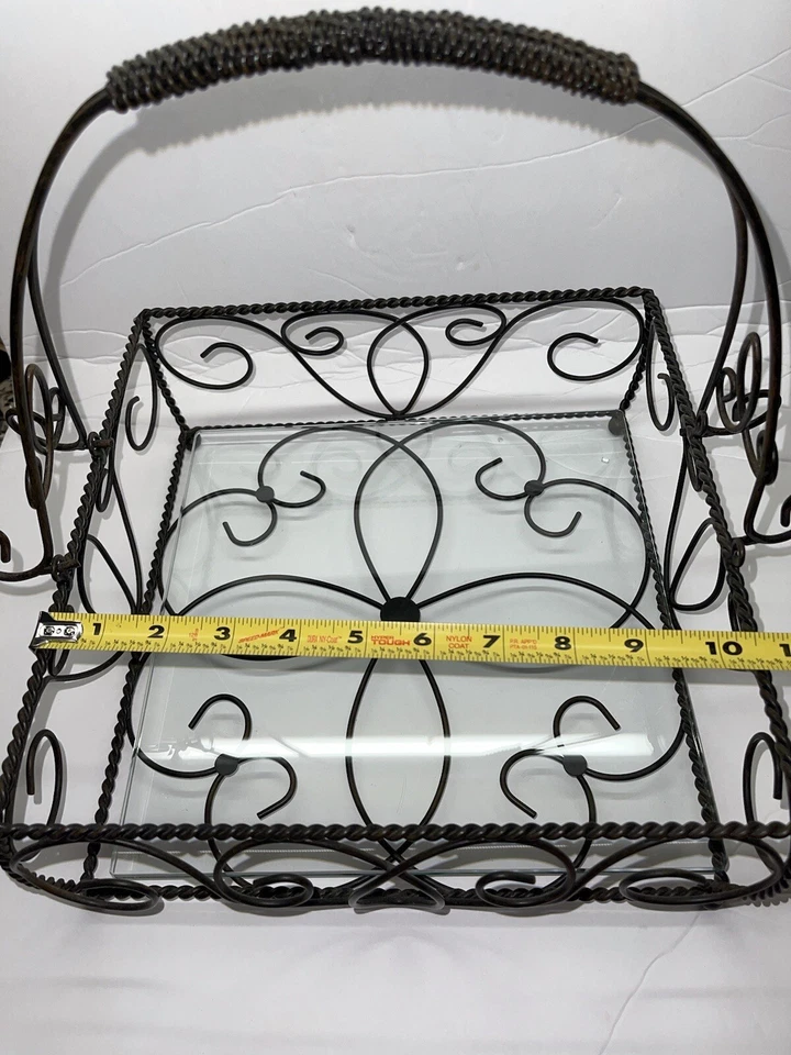 Bonita cesta de metal Southern Living Jamestown con fondo de vidrio casa de campo Foto 3 de 3