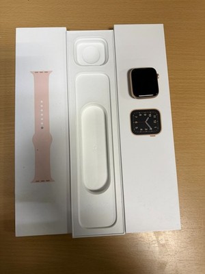 Apple Watch SE 44mm Goldton Aluminiumgehäuse mit Sandrosa Sportarmband - Defekt