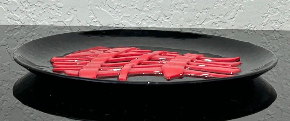 Plato decorativo vintage de cerámica esmaltado negro con diseño abstracto rojo elevado. Foto 2 de 4