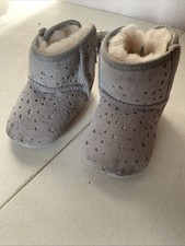 Ugg Shearling Infants Jesse Bow Starry Lite - Gray with Silver Stars - Size 2/3