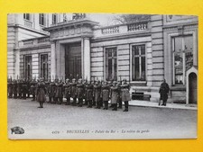 Postcard Belgium BRUSSELS Military Soldiers PALACE of the King La Relève de la GARDE