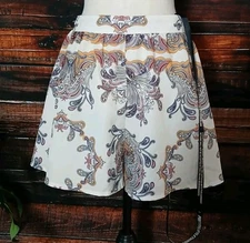 Pretty Little Thing Shorts Size 6 White Paisley Satin High Waist Side Zip NWT 