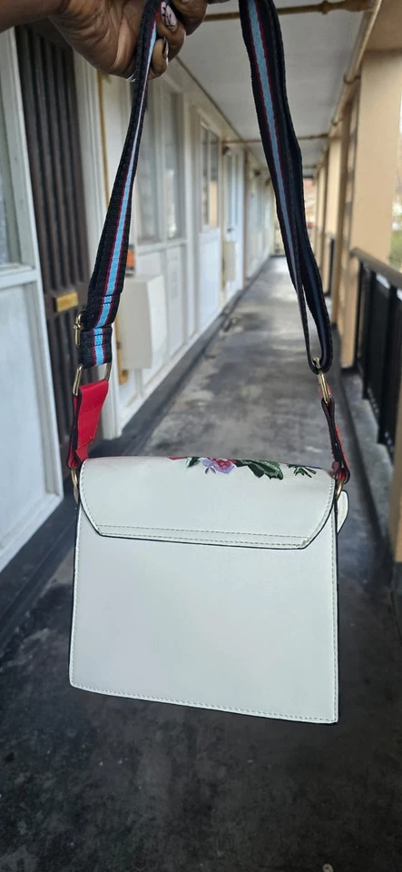 Red Herring Ladies' White Embroidered Cross-body Bag Floral Pattern - Image 4 of 4