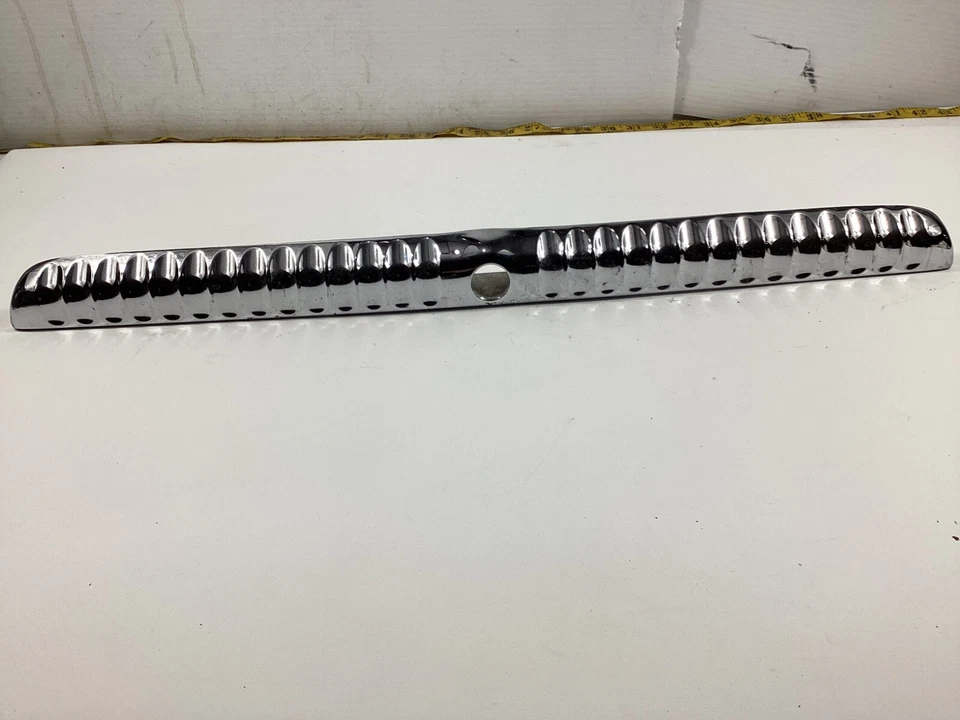 1998 - 2003 Jaguar XJ8 Vanden Plas acabamento de tampa de porta-malas cromado fabricante de equipamento original. - Imagem 3 de 4