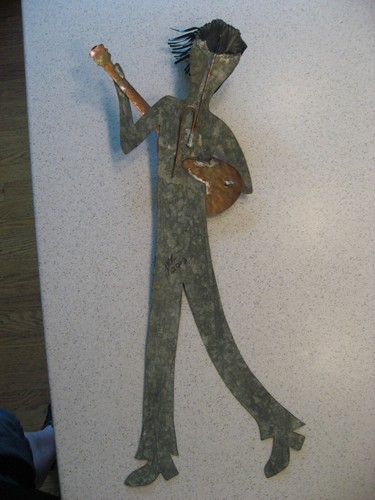 Afrikanische Kunst Metall Wand Skulptur Gitarre Kerl 21"T x 9"W Karibik John & Robbyn - Bild 3 von 4