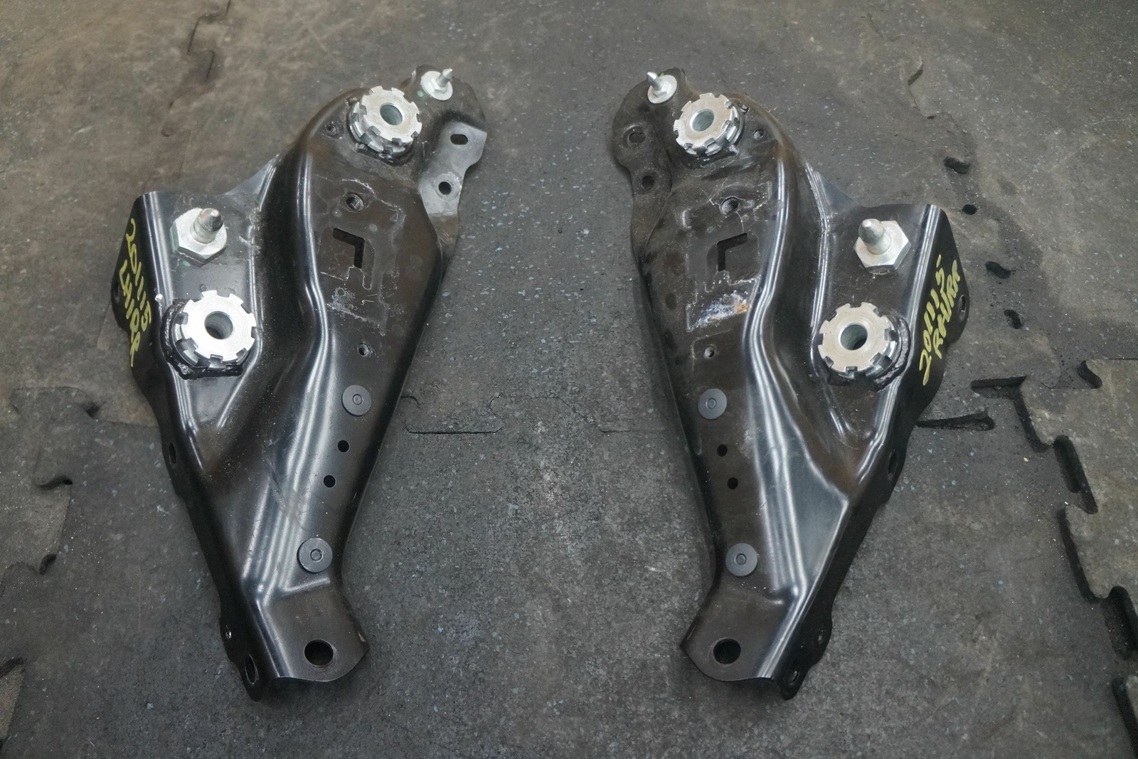 Set 2 Convertible Roof Top Crash Bracket Cover 80729200 Ferrari California 2010