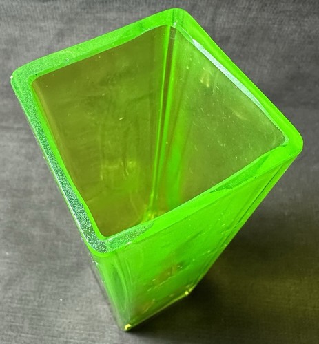 Vaso sezione quadrata in vetro verde lime brillante - Foto 5 di 10