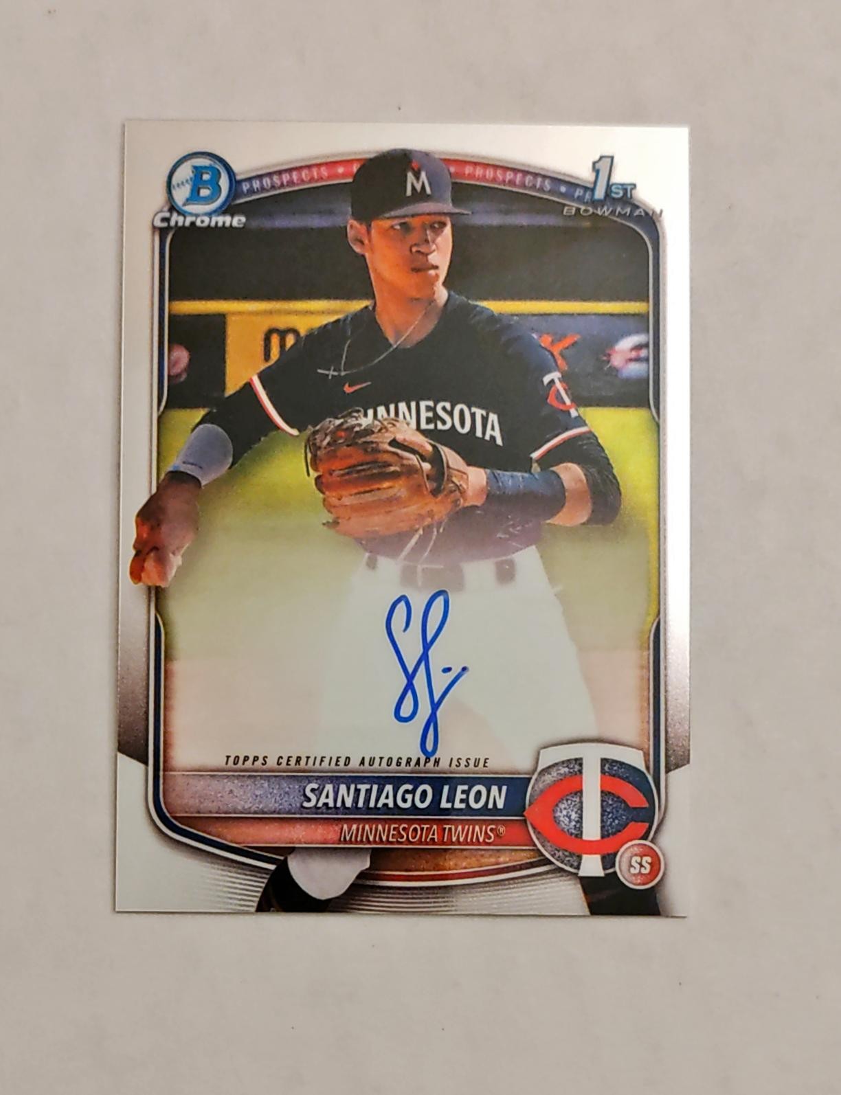 Santiago Leon 2025 1st Bowman Chrome AUTO Prospect AUTOGRAPH Twins RC M6