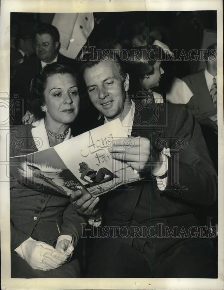 1949 Press Photo Bruce Bennett & wife Jeanette reads program at swim show in CA