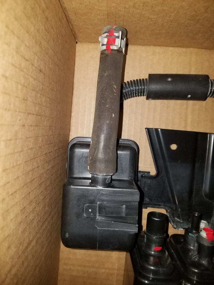 Toyota Highlander Lexus RX400h RX450h 2006 a 2015 bote de carbón de vapor de combustible Foto 2 de 4