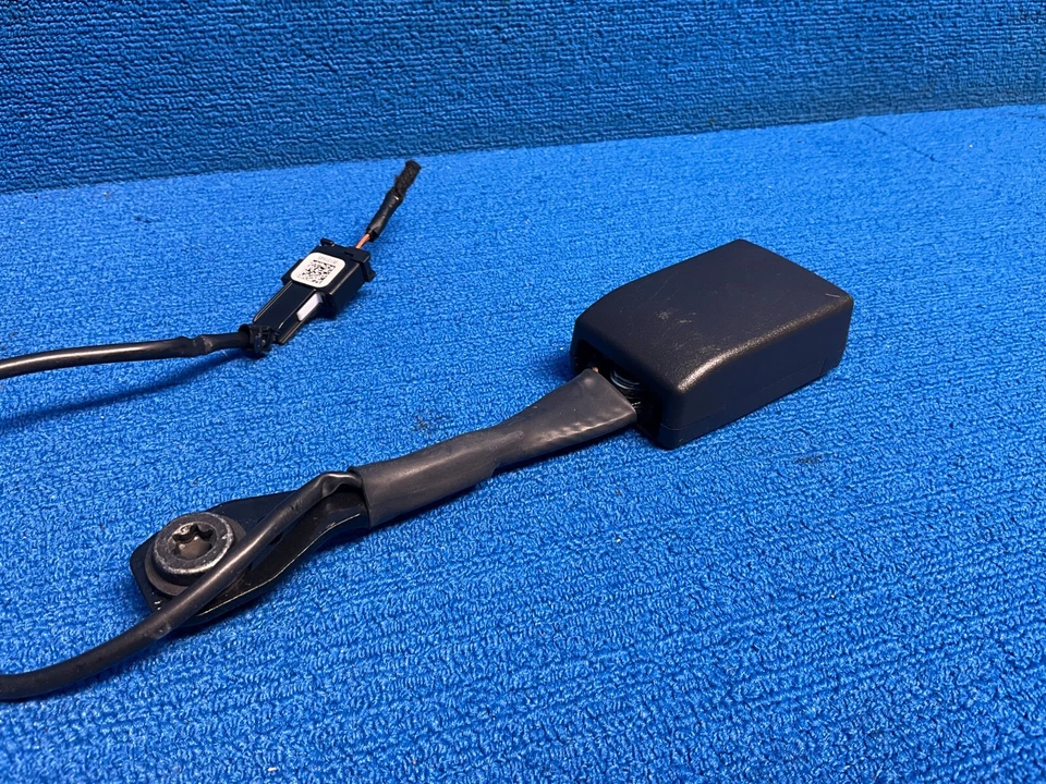 Chevrolet Trax 2015-2019 cinturón de seguridad pasajero delantero derecho clip hebilla de cierre OEM Foto 2 de 4