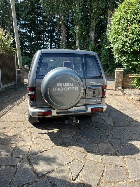 Isuzu Trooper 3.1D Citation 1993 Manual - Image 4 of 4