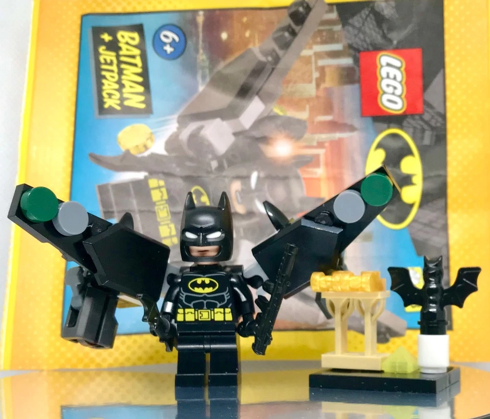 BATMAN LEGO © DC COMICS MINIWORLD THE GIFT 🎁 WEAPONS & PEDESTAL INCLUDE 113C - Image 2 of 4