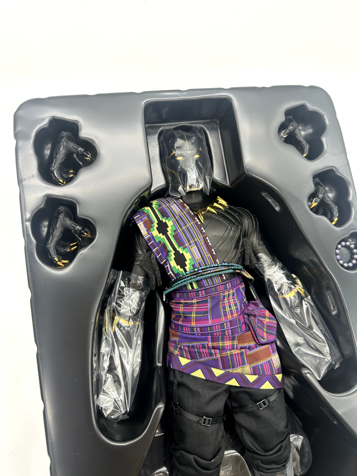 Figurine Black Panther T'Chaka Hot Toys 903622 au format 1/6 pour vitrine Marvel
