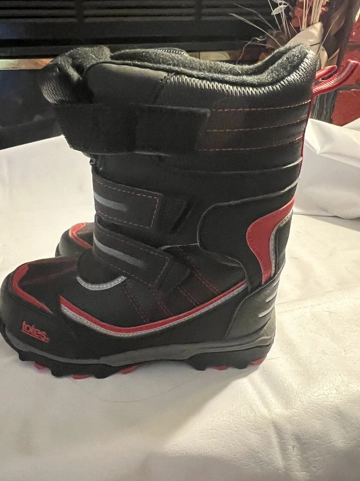NUEVOS TOTES NIÑOS NIÑO Silas Negro/Rojo/Plateado Botas de Invierno - Talla 1 Buen Estado Foto 3 de 4