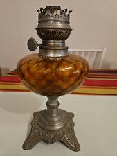 Ancienne Lampe À Petrole Couleur Ambré Et Pied En Étain