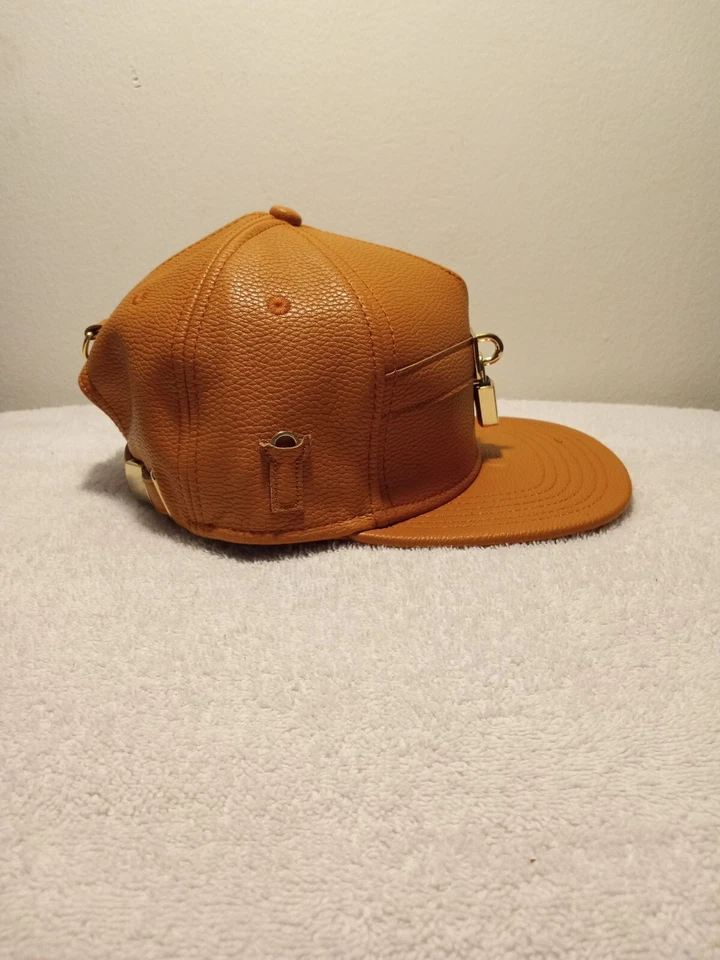 Cayler & Sons Etiqueta Negra Bloqueo Naranja Dorado Cuero CorreaBack Sombrero Bloqueo Metal Foto 3 de 4