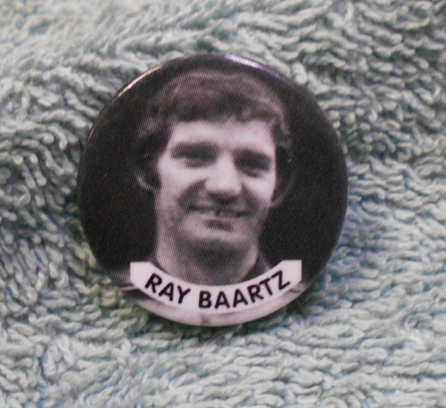 #T13. 1974 FIFA WORLD CUP MEDAL, 12 AUSTRALIAN TEAM TIN BADGES & TEAM PICTURE - Picture 9 of 20