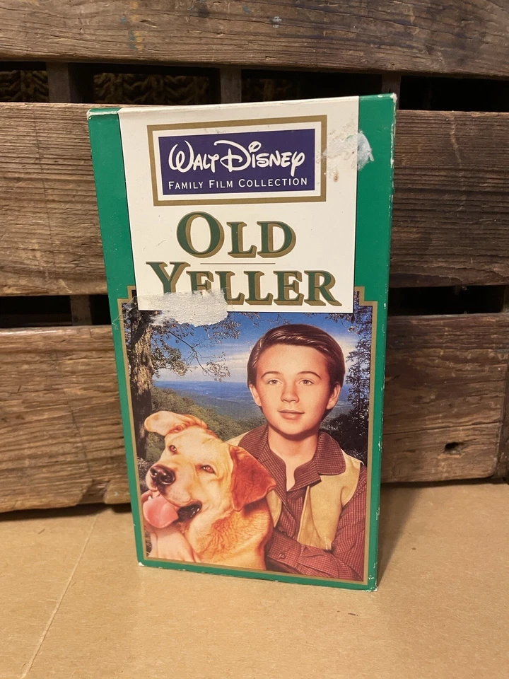 Lot of 2 Disney VHS Tapes Old Yeller and The Wind in the Willows Foto 3 de 3