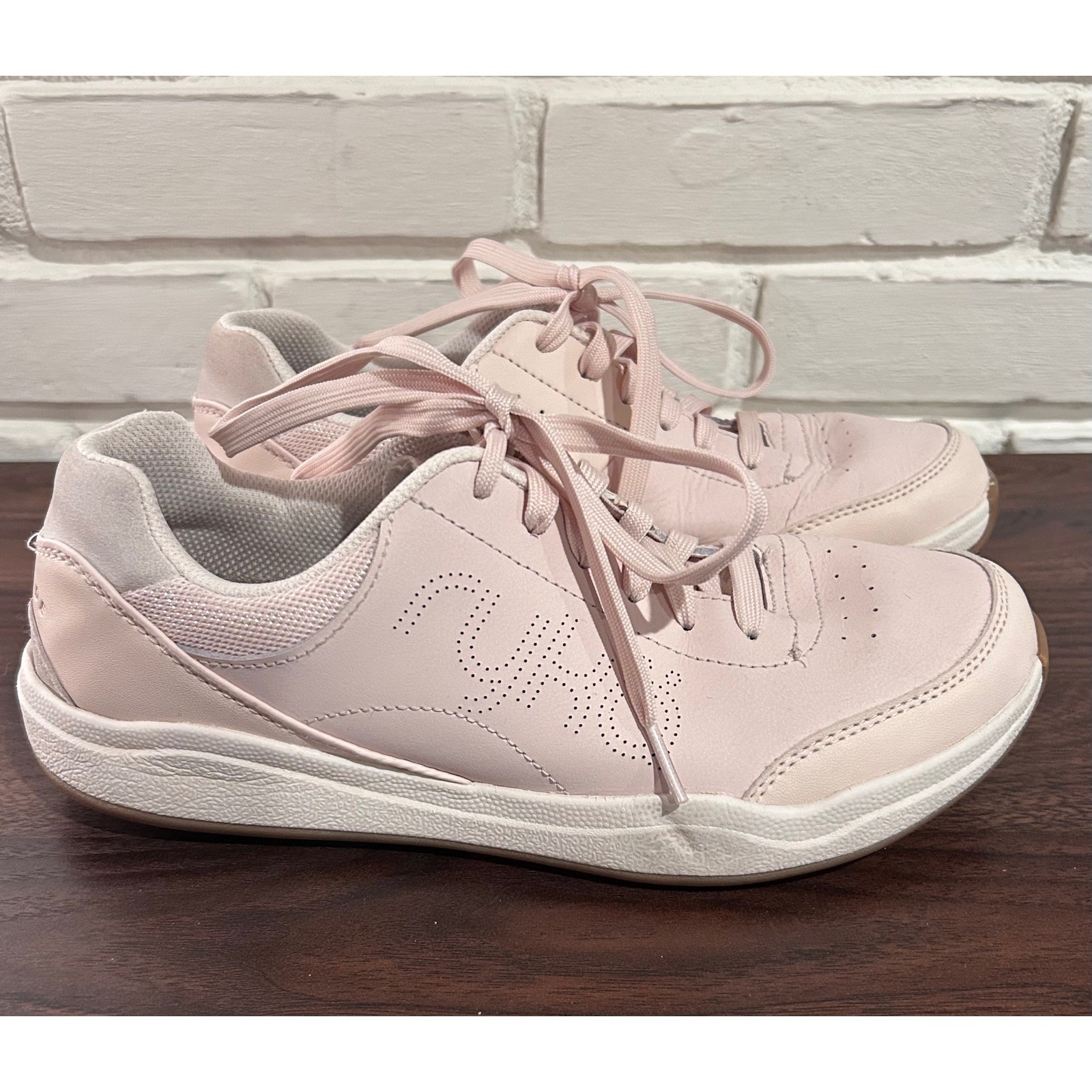 Light Pink Leather Wide 9.5w Low Top Shoe