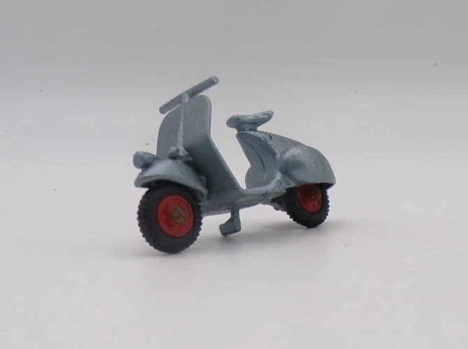 Jouet Ancien Scooter Vespa Père Noël – Plastique Dur, Rare