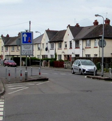 Foto 6x4 Vorrang vor entgegenkommenden Fahrzeugen Schild, Clydesmuir Road, Tremorfa c2017