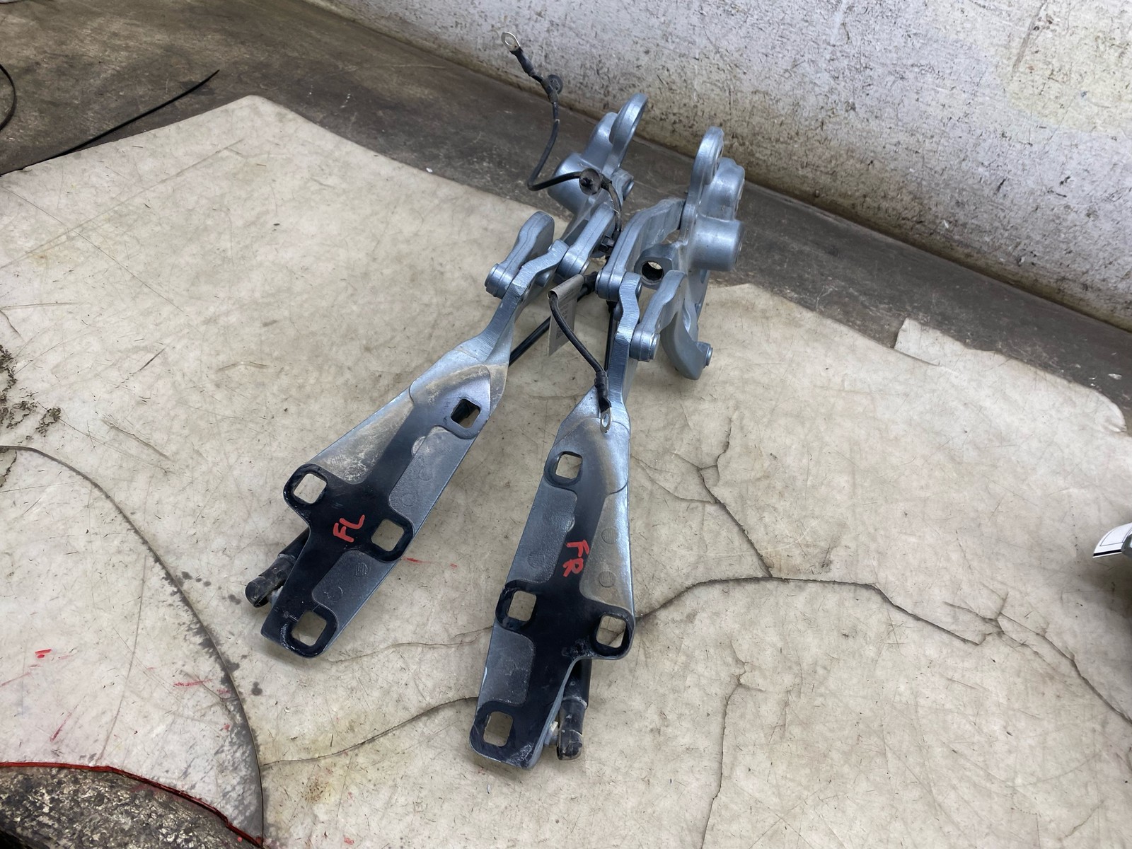 2020-2024 ASTON MARTIN DBX FRONT RIGHT LEFT HOOD HINGE SET W/ LIFT CYLINDERS