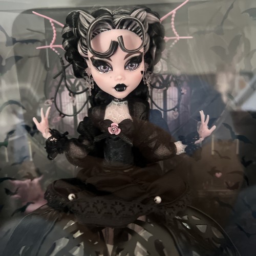 Monster High Draculaura Puppe, Vampir Herz extravagantes schwarzes Ballkleid (HRC14) - Bild 2 von 5