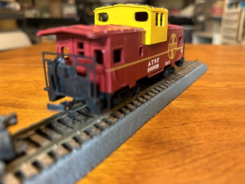 Bachmann Ho ATSF Santa Fe Wide Vision Caboose 999628 For Parts/Side Yard - Picture 3 of 10