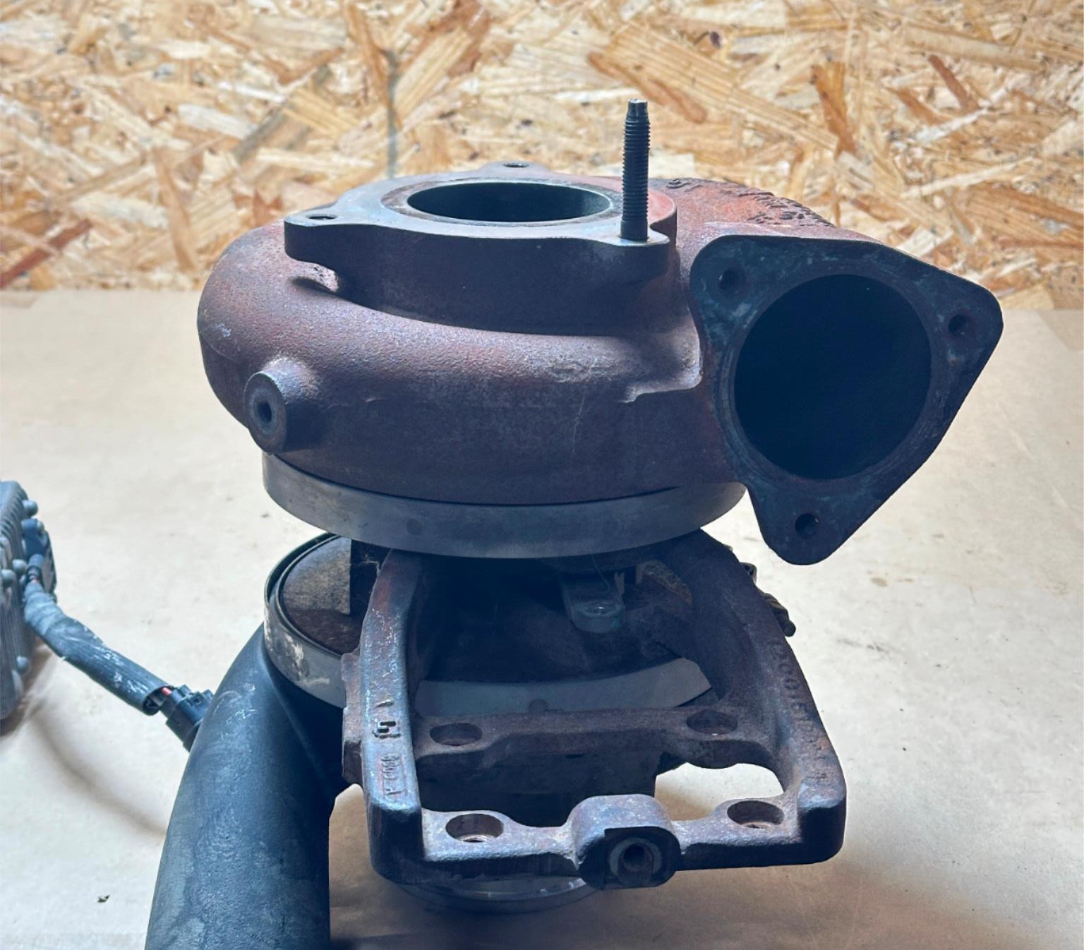 Genuine Borg Warner Navistar Turbocharger & Actuator 7099274C91 