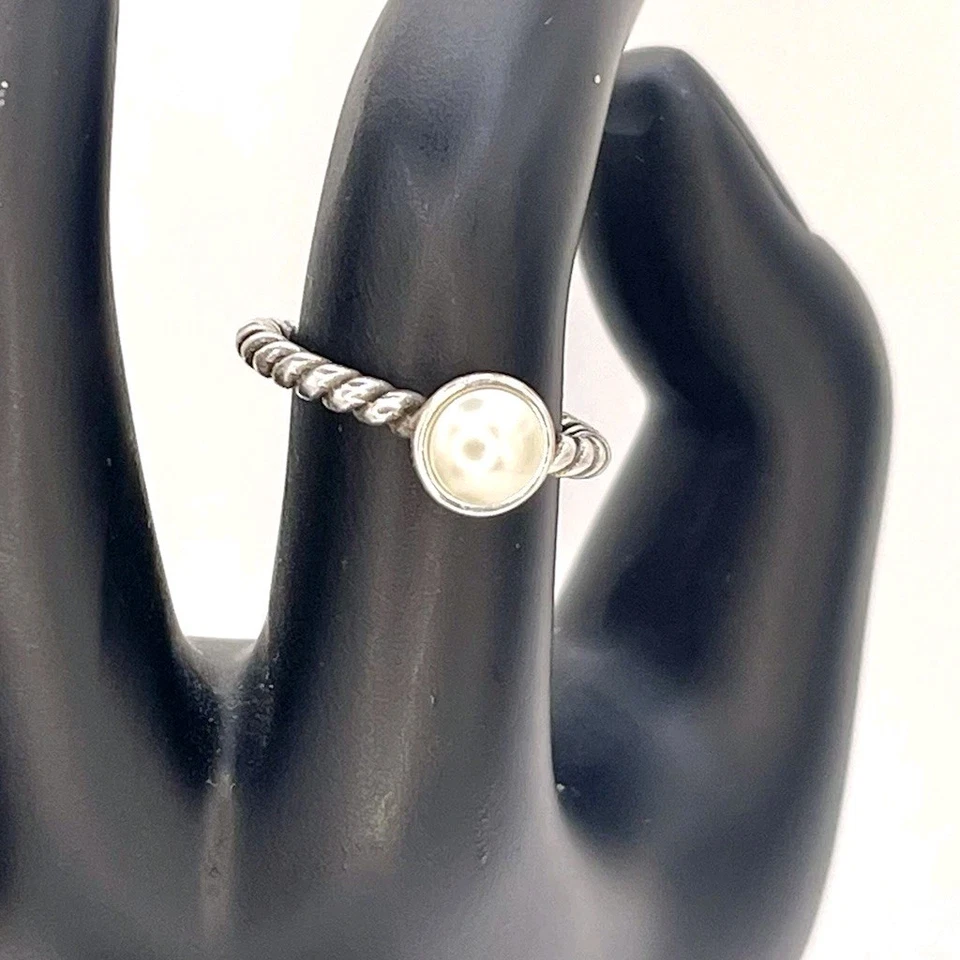 Anillo apilable tono plata Brighton cuerda trenzada imitación perla acento talla 6 Foto 2 de 4