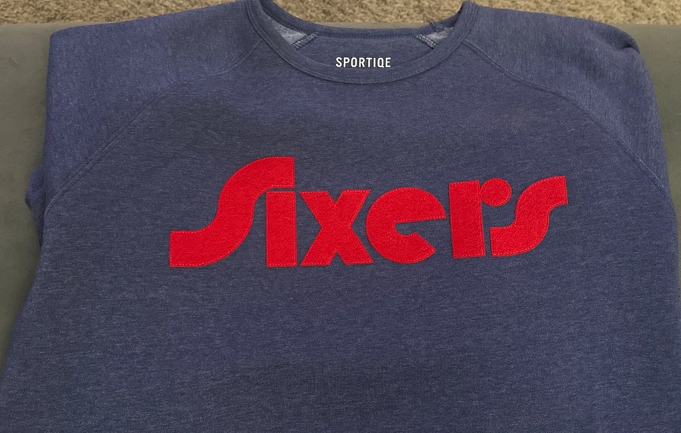 76ers “Sixers” Azul Marino Cuello Redondo (Sportique Apparel Co. Talla mediana Foto 4 de 4