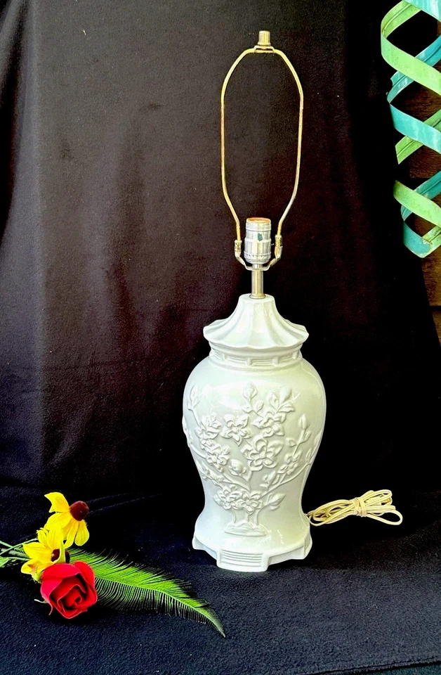 Lámpara de mesa china de porcelana blanca con tarro balaustre 27,5" de alto vintage Foto 2 de 4