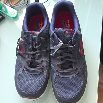 SKECHERS Flex Advantage Herren Sneaker Memory Foam Mesh Grau/Rot Schnürung