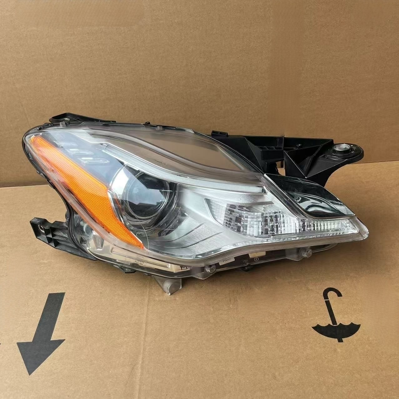 Maserati Quattroporte Front Right Xenon HID Headlight Lamp 2014-2017 670001625