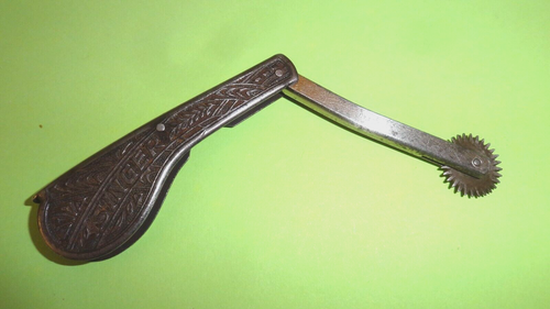 Vtg SINGER FOLDING TRACING WHEEL SEWING TRACER w/ CARVED PATTERN 1930's - Picture 3 of 11