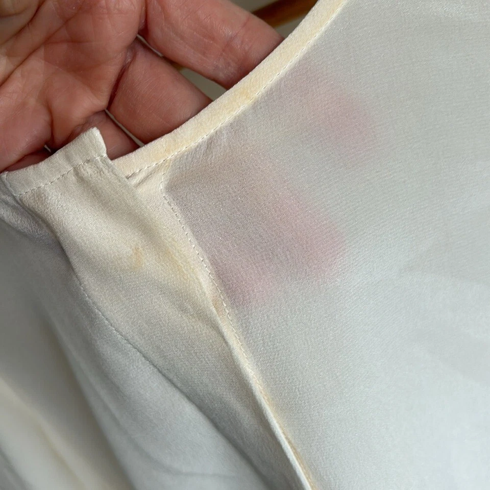 Top para mujer Club Monaco seda botón delantero crema transparente talla mediana Foto 3 de 4