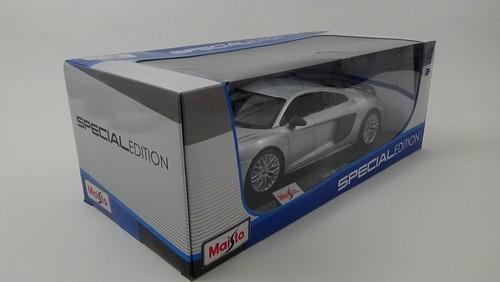 Maisto Silver Audi R8 V10 Plus 1:18 Scale Special Ed #36213 Die Cast Metal - Picture 4 of 9