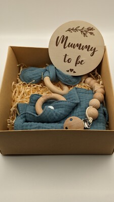 LOPESCH.Geschenkset für Neugeborene, Lätzchen mit Holzring, Schnuller-Kette Clip