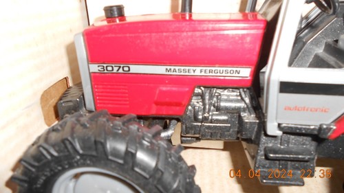 New Ertl Massey Ferguson 3070 4-WD 1/16 Scale Diecast Metal Tractor Made in USA. - Picture 5 of 10