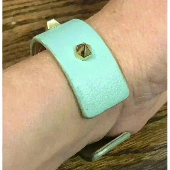 Vince Camuto Tiff. 蓝色浅绿色皮革袖口手链金色钉钉 6.5 — 第 4/4 张图片